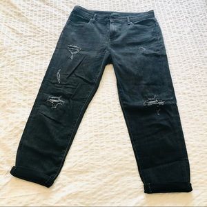 Uniqlo black distressed boyfriend jeans super cute